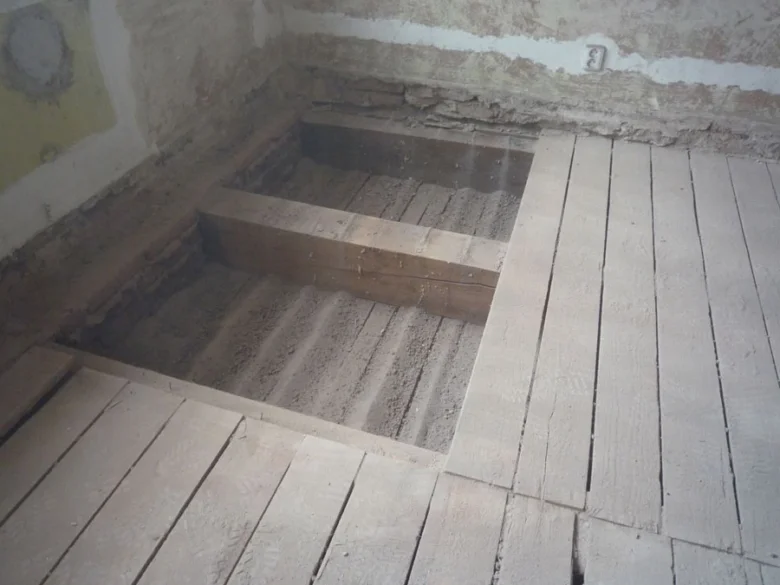 Rekonstrukce dřevěného podlahového trámu s viditelnými nosnými prvky.