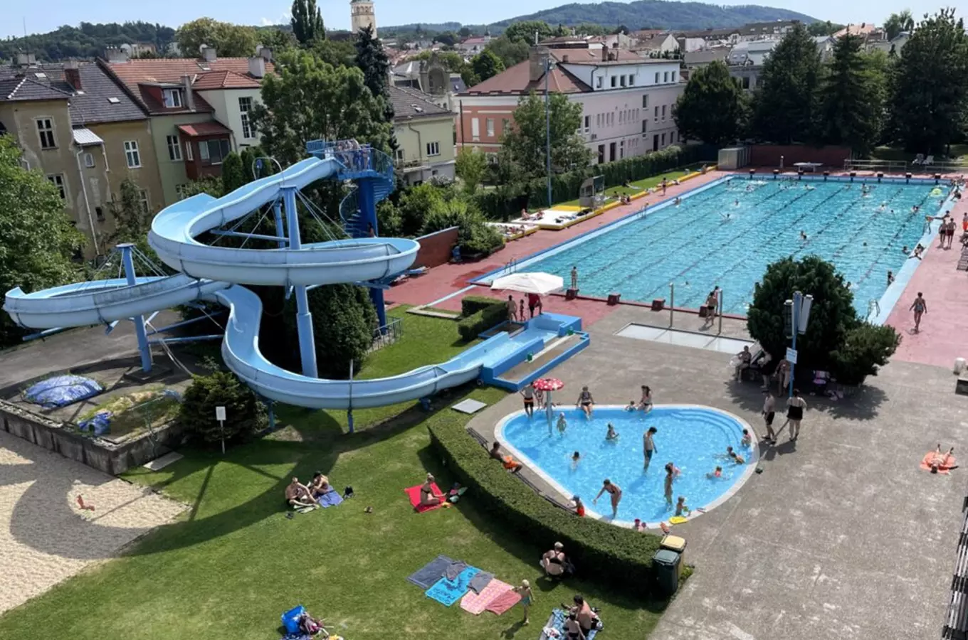 Venkovní bazén s vodními skluzavkami v Novém Jičíně