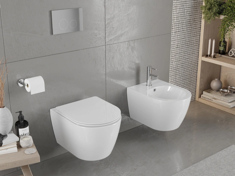 Zobrazí bílý nástěnný bidet vedle záchodu v šedé koupelně.