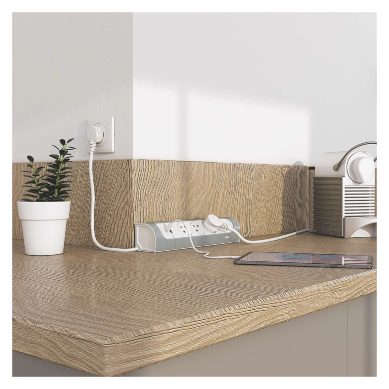 Moderní designová zásuvka na pracovní desce s nabíjeným tabletem.
