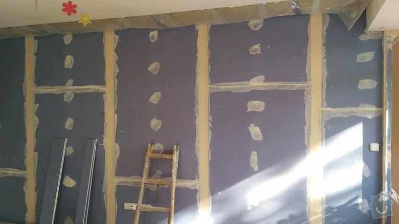 Stěna s nainstalovanými fialovými deskami zvláště pro instalaci.