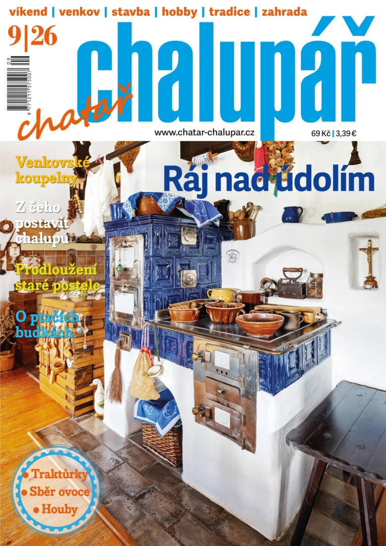 Tradiční kuchyň v chalupě s modrou pecí