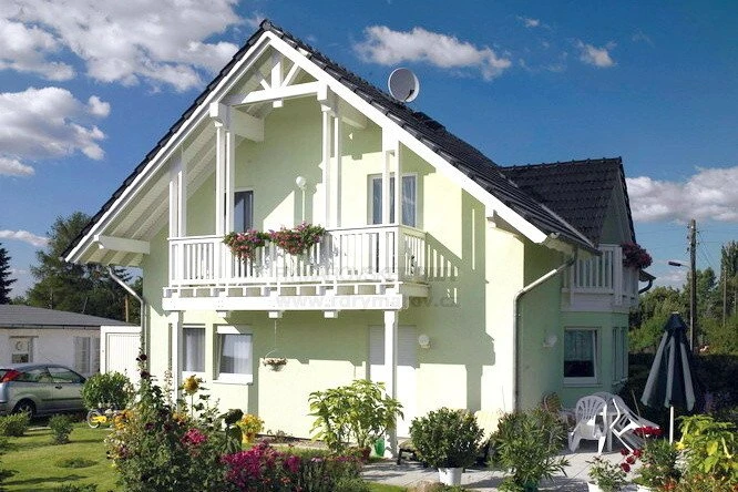 Dřevostavba na klíč s balkony a zahradou.