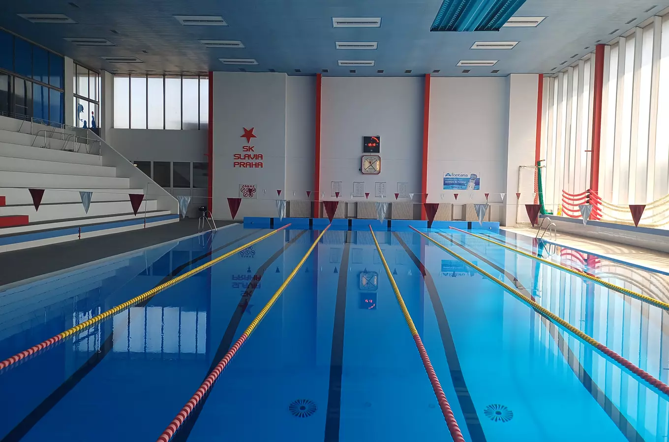 Vnitřní plavecký bazén v pražském klubu SK Slavie.