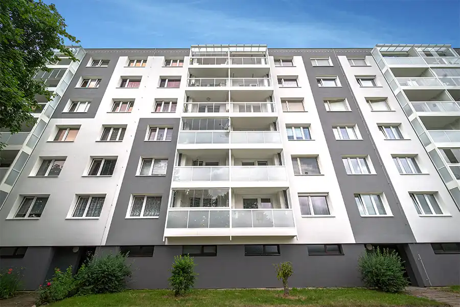 Moderní bytový dům s nově zrekonstruovanými balkony.