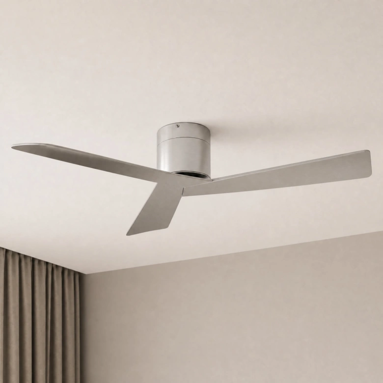 Stříbrný stropní ventilátor s třemi lopatkami v interiéru.