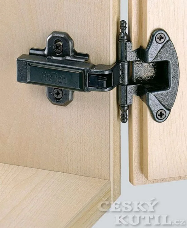 Černý pant na dveřích šuplíku značky Hettich.