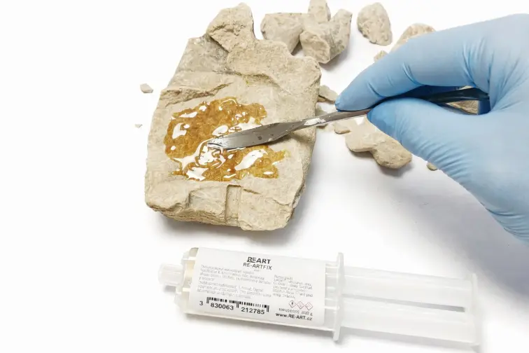 Nanosekání epoxidového lepidla na keramickou dlažbu pomocí stěrky.