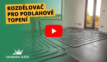 Zelené potrubí pro podlahové vytápění položené na betoně.