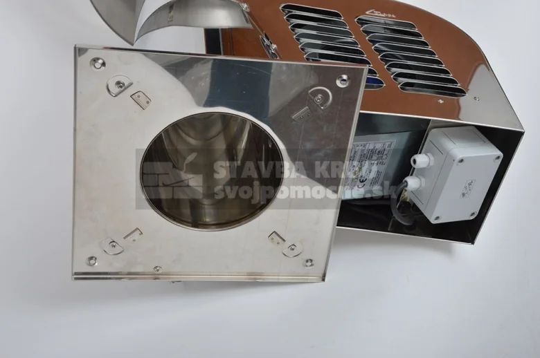 Nerezový komínový ventilátor s viditelnými vnitřními díly.