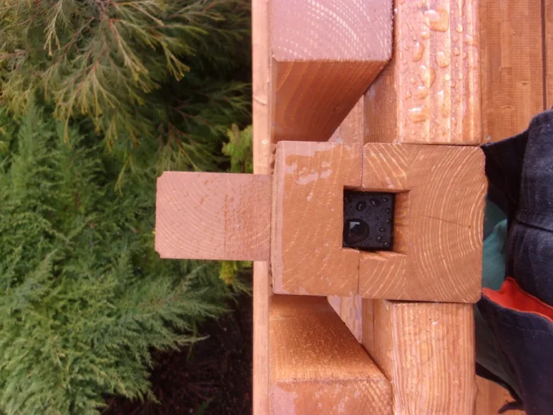 Detail spoje dřevěného balkonu s viditelnou konstrukcí.