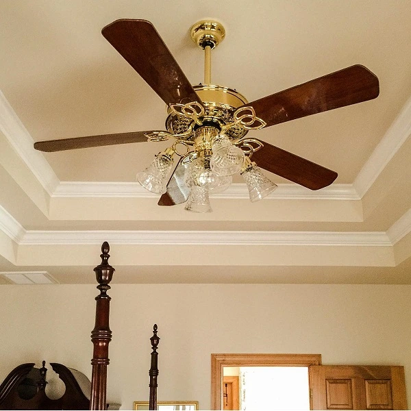 Stropní ventilátor s lampami v interiéru ložnice