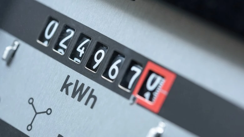 Blízký záběr na elektroměter s čtením v kWh.