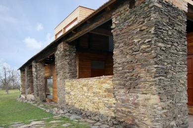 Rekonstrukce kamenné stodoly s novou dřevěnou částí.