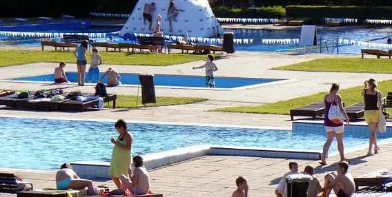 Venkovní bazény s hřištěm pro děti v České Třebové
