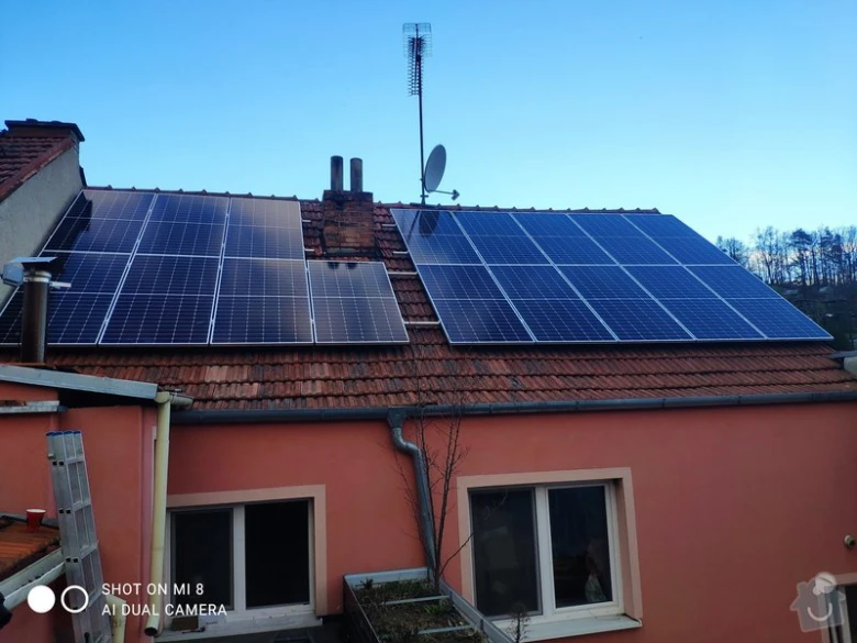 Fotovoltaické panely na střechu domu v Brně.