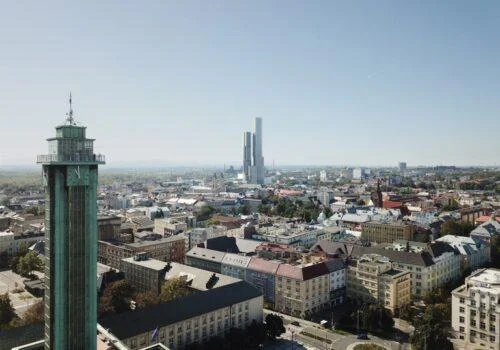 Pohled na ostravské město s věží a mrakodrapem v pozadí.
