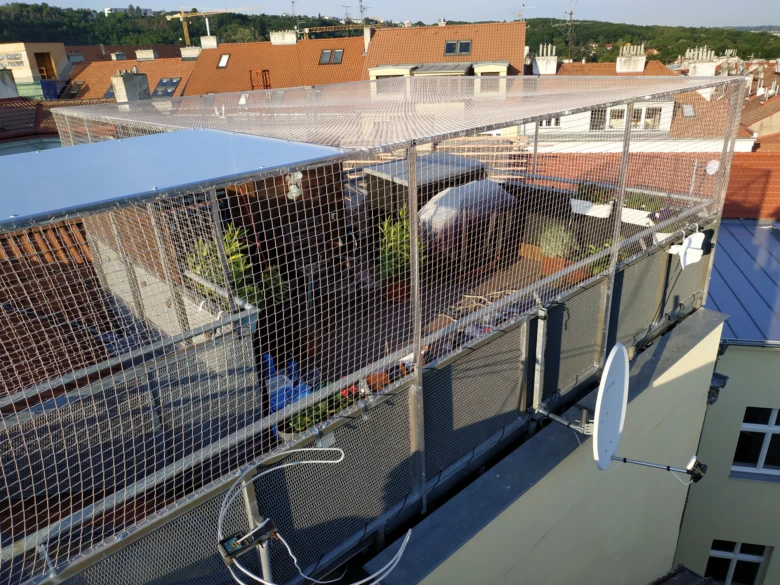 Instalace ochranné sítě na balkóně pro záchytnou síť.