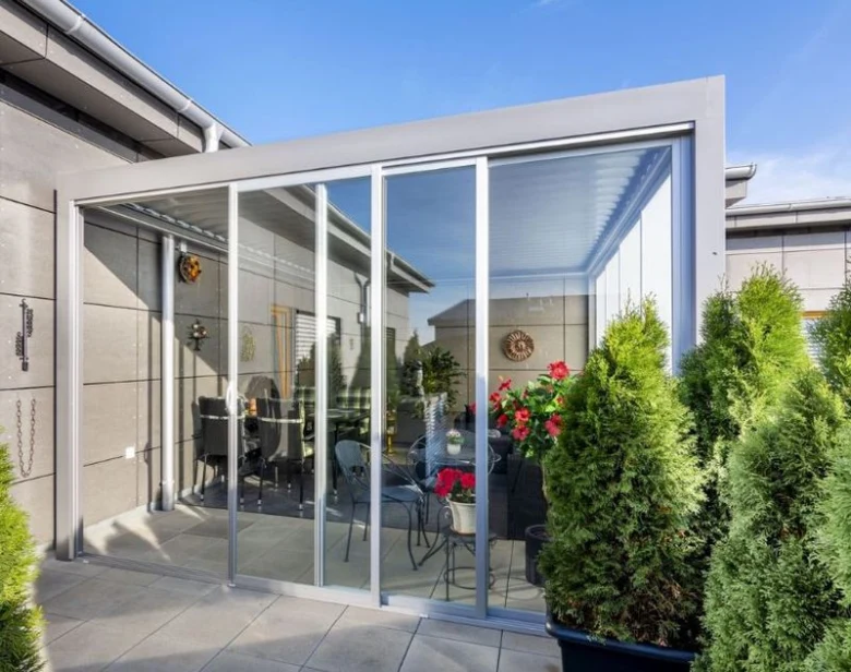 Skleněná přístavba s pergolou u domu