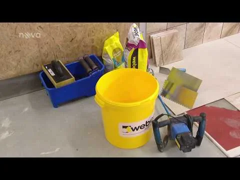 Nástroje pro hydroizolaci a izolaci domu: kbelík, špachtle a lepidlo.