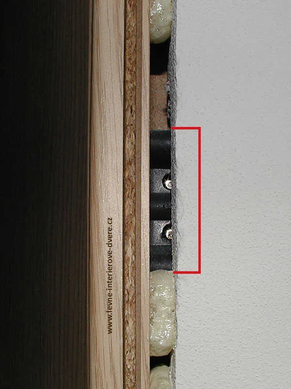 Detailní pohled na stavební otvor pro dveře s izolací.