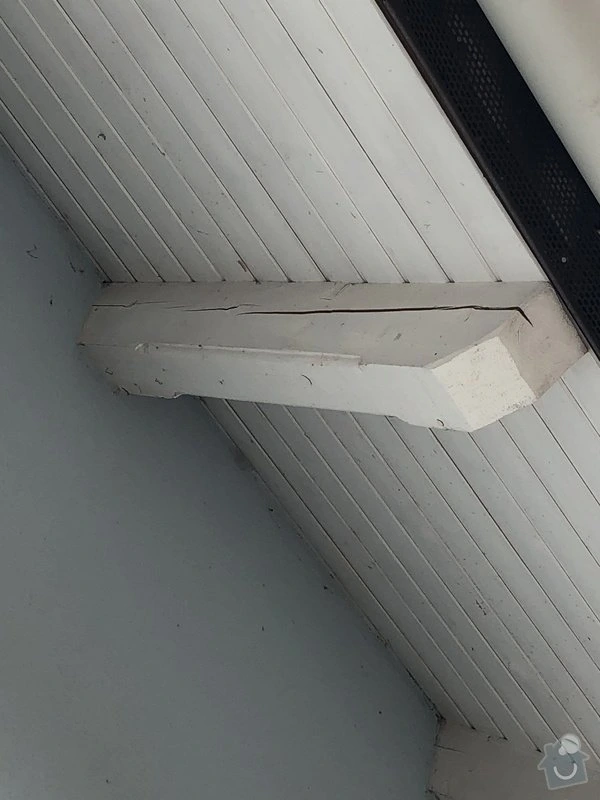 Průřez dřevěnou nosnou konstrukcí s prasklinami v balkonu.