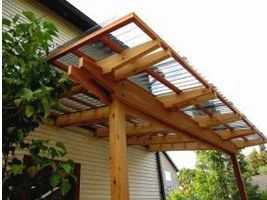 Dřevěná pergola s montáží průsvitných střešních panelů.