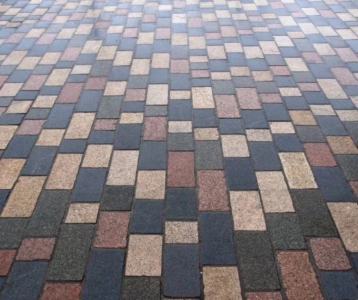 Hotový vzor zámkové dlažby s barevnými kostkami v šachovnicovém uspořádání.
