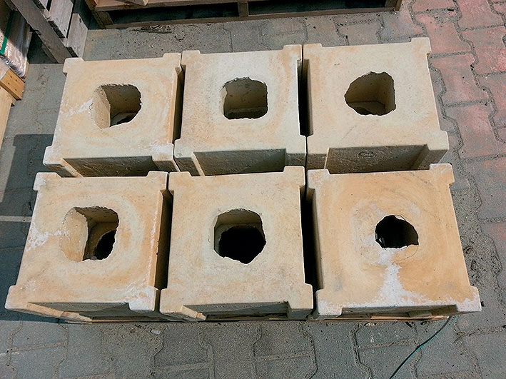 Betonové tvárnice pro stavbu septiku s otvory.