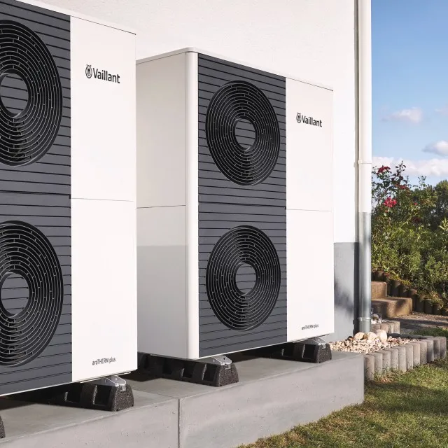 Dva venkovní tepelná čerpadla značky Vaillant s chladivem R290.