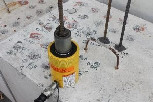 Hydraulický lis pro instalaci chemických kotveních hůl.