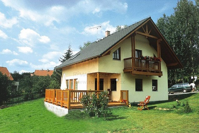 Dřevostavba na klíč s dřevěným balkonem a terasou.
