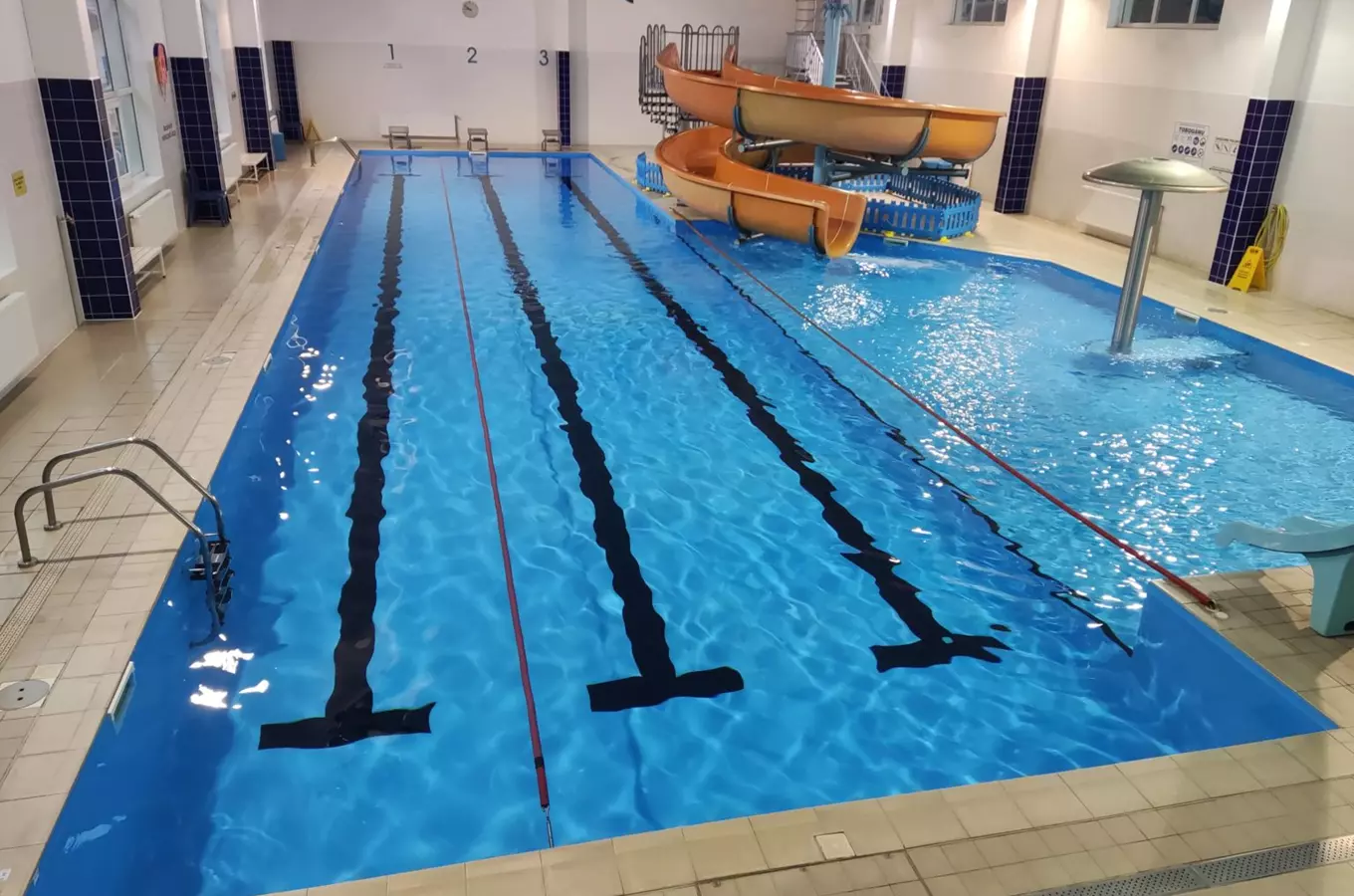 Vnitřní bazén s vodními skluzavkami pro plzeňský aquapark.