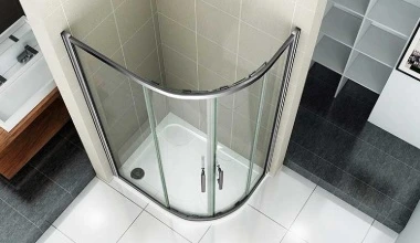 Moderní sprchový kout bez vaničky s obloukovým sklem.