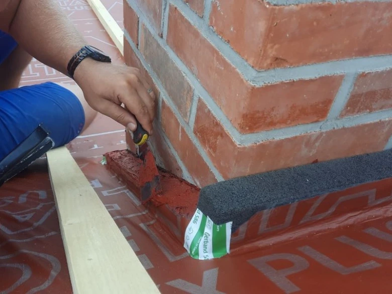 Návod na aplikaci tepelné izolace z pěny kolem cihlového komína.