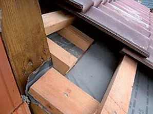 Pohled na instalaci dřevěných střešních latí mezi nosnými prvky.