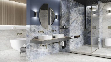 Moderní koupelna s mramorovými obklady a luxusním vybavením.