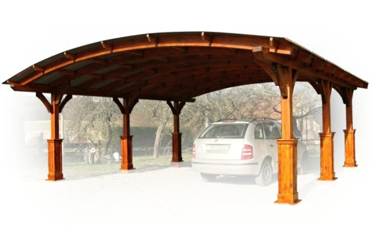 Dřevěný přístřešek pro auto s parkovaným stanicím vozem.