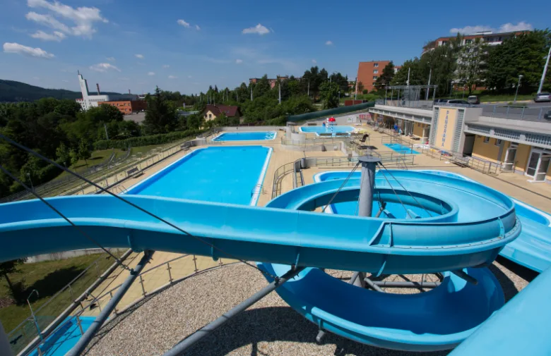 Modrý vodní tobogán v bazénu koupaliště Zlín