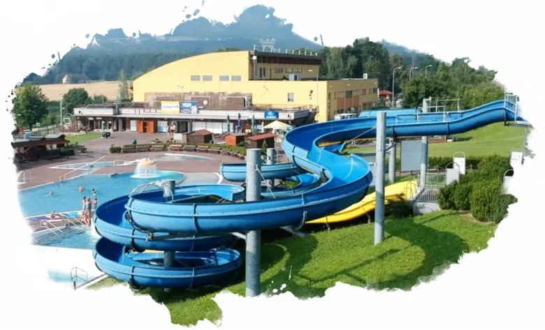 Modré vodní skluzavky v bazénu na rekreačním areálu.