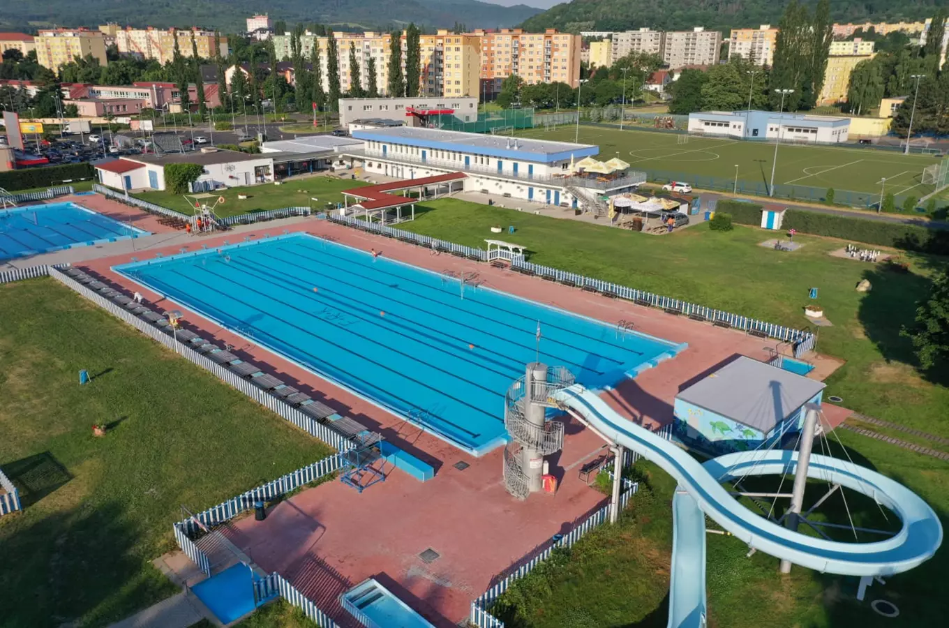 Letní plavecký bazén s vodním skluzavkou v Kadaní.
