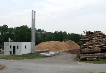 Náklad dřevitých biomasy v průmyslovém areálu pro výrobu energie.