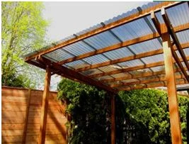 Dřevěná pergola s průsvitnou střešní krytinou.