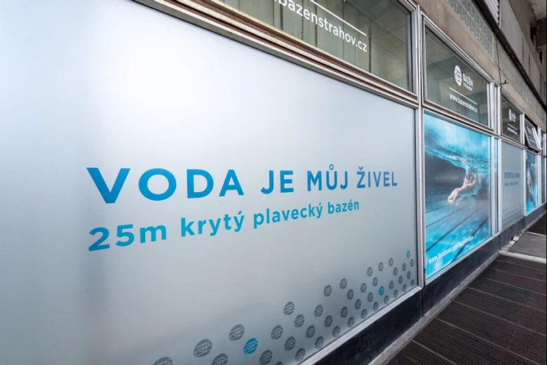 Reklama na krytý bazén v areálu Bazenu Strahov.