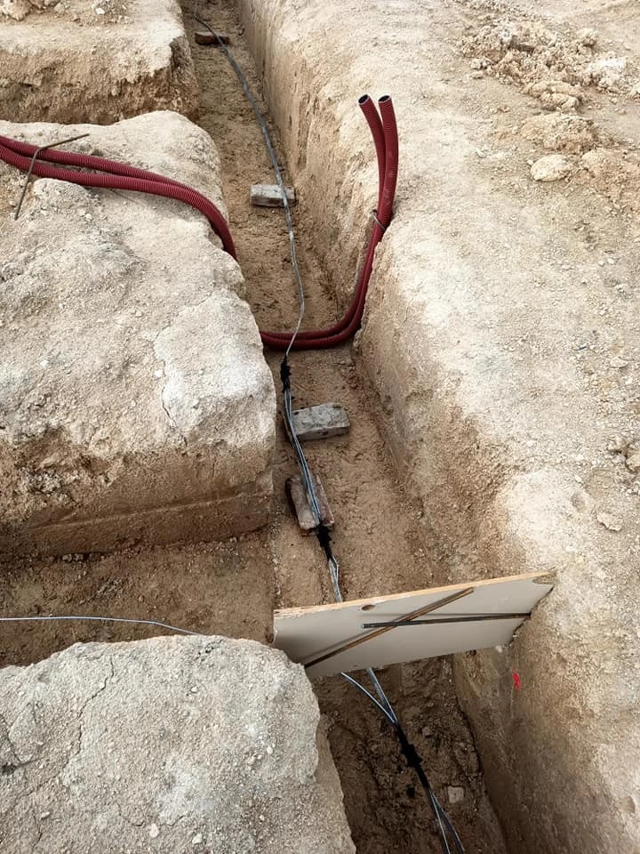 Instalace zemnícího pásku s vodiči v zemi