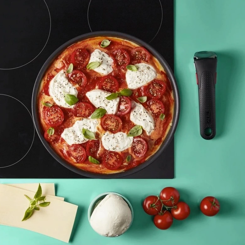 Pizza s rajčaty na indukční varné desce