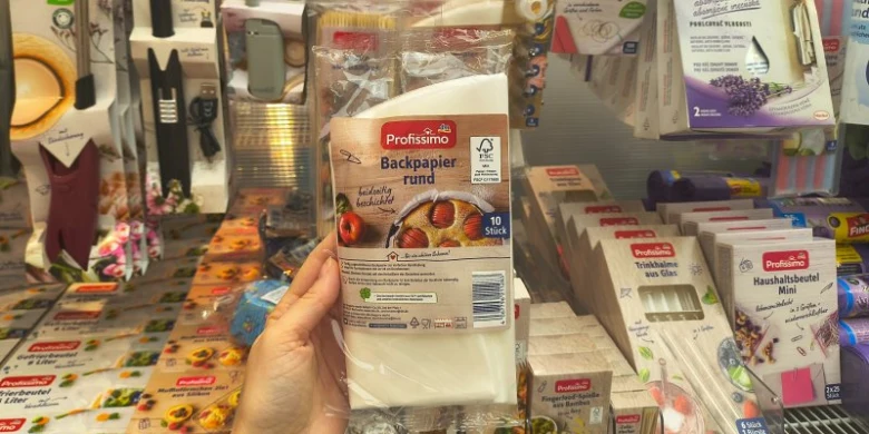 Rukou držená balení pečicího papíru v obchodě