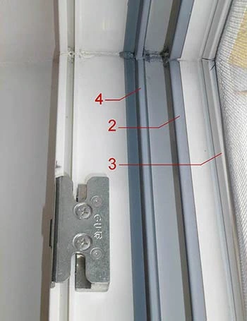 Detail bílého okenního rámu s označenými díly.