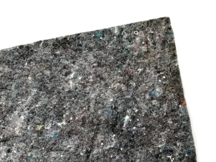 Detailní záběr na tmavou geotextilii pro drenážní systémy.