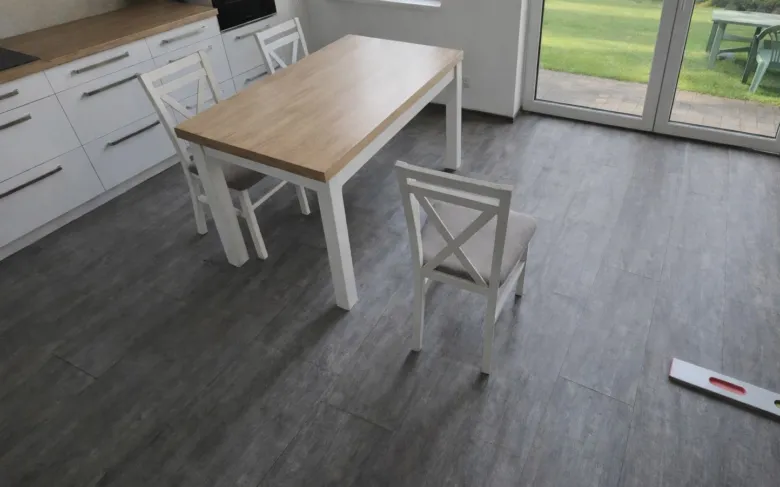Nivelační úroveň na podlaze po dokončení práce v kuchyni